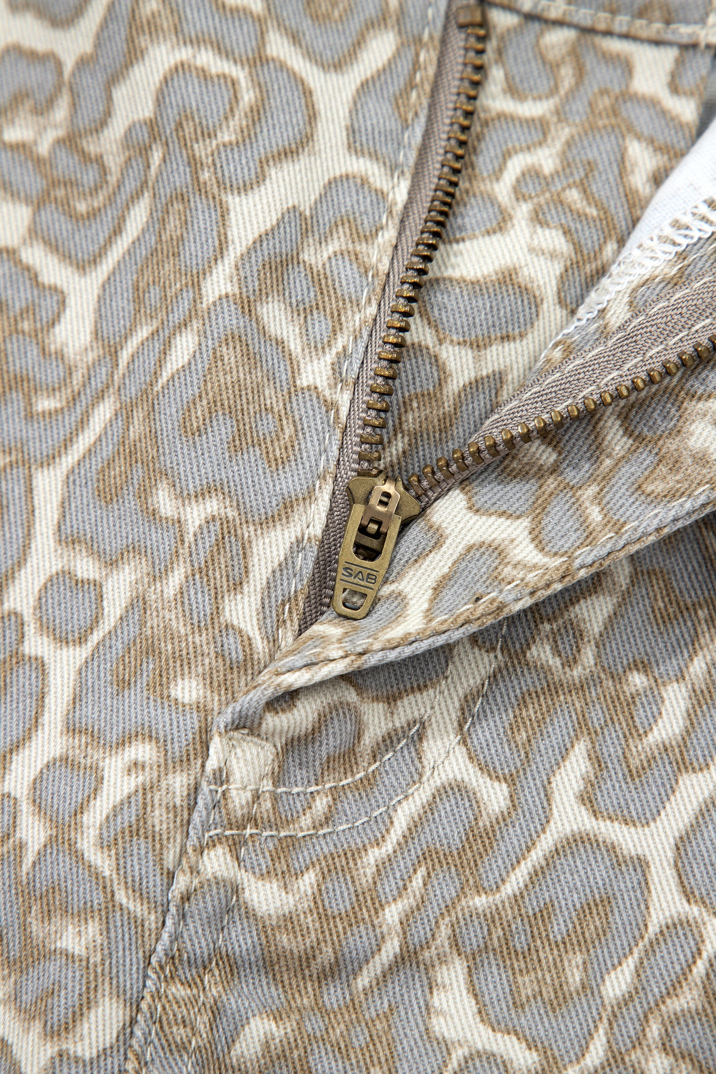 Pantalones cortos de mezclilla caqui con estampado de leopardo y borde sin rematar