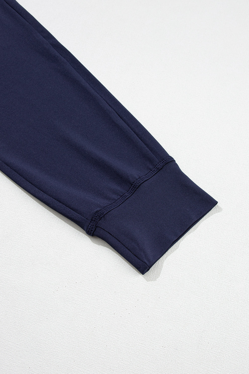Pantalones deportivos azul marino con cordón ajustable en la cintura elástica y bolsillos