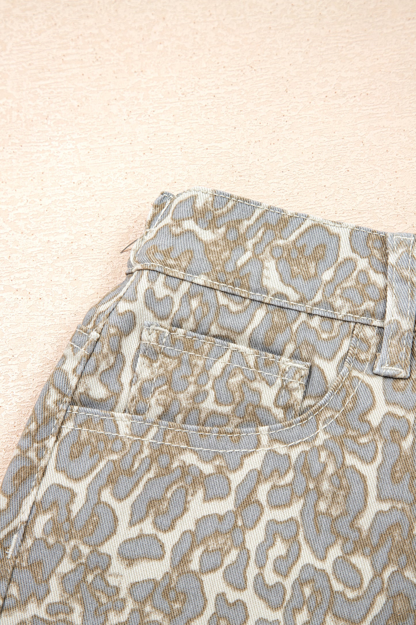 Pantalones cortos de mezclilla caqui con estampado de leopardo y borde sin rematar