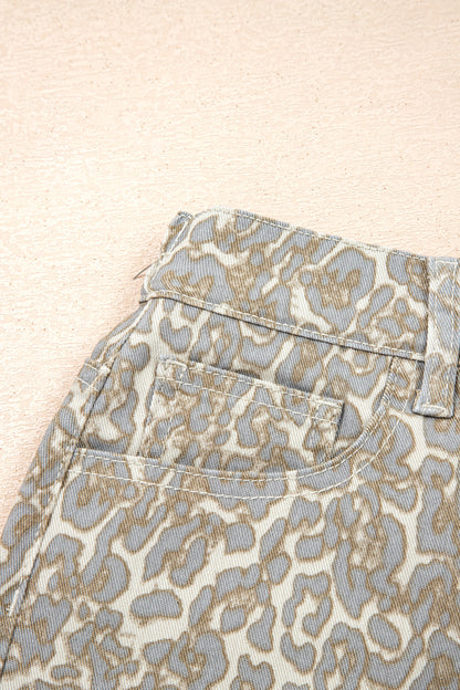 Pantalones cortos de mezclilla caqui con estampado de leopardo y borde sin rematar