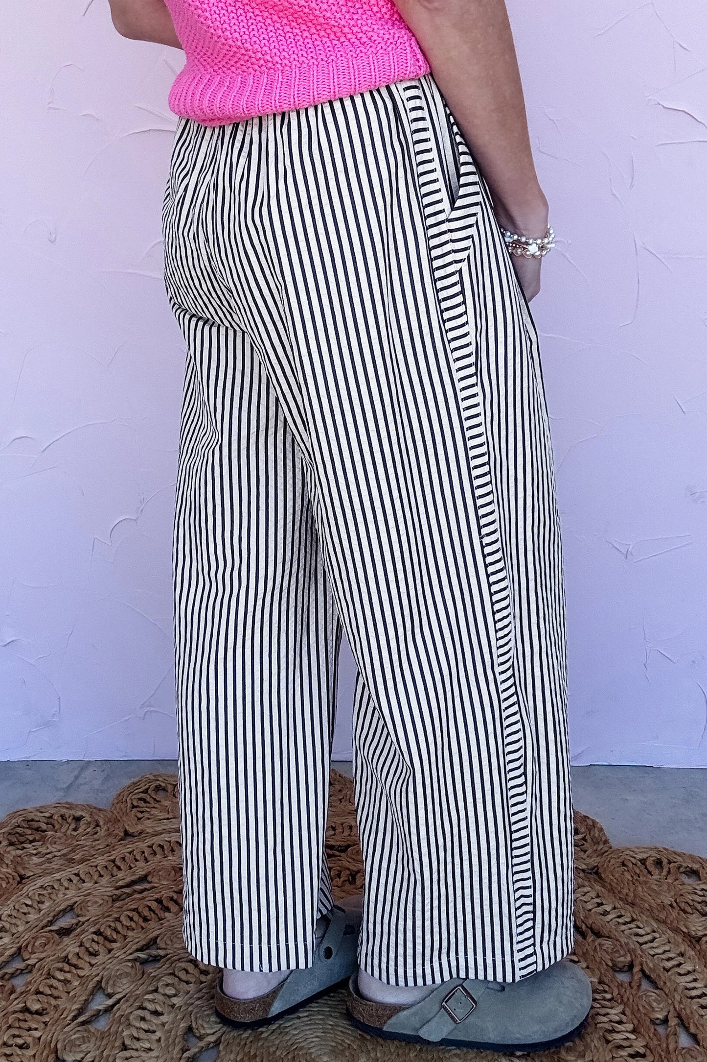 Pantalones casuales negros de pernera ancha con raya