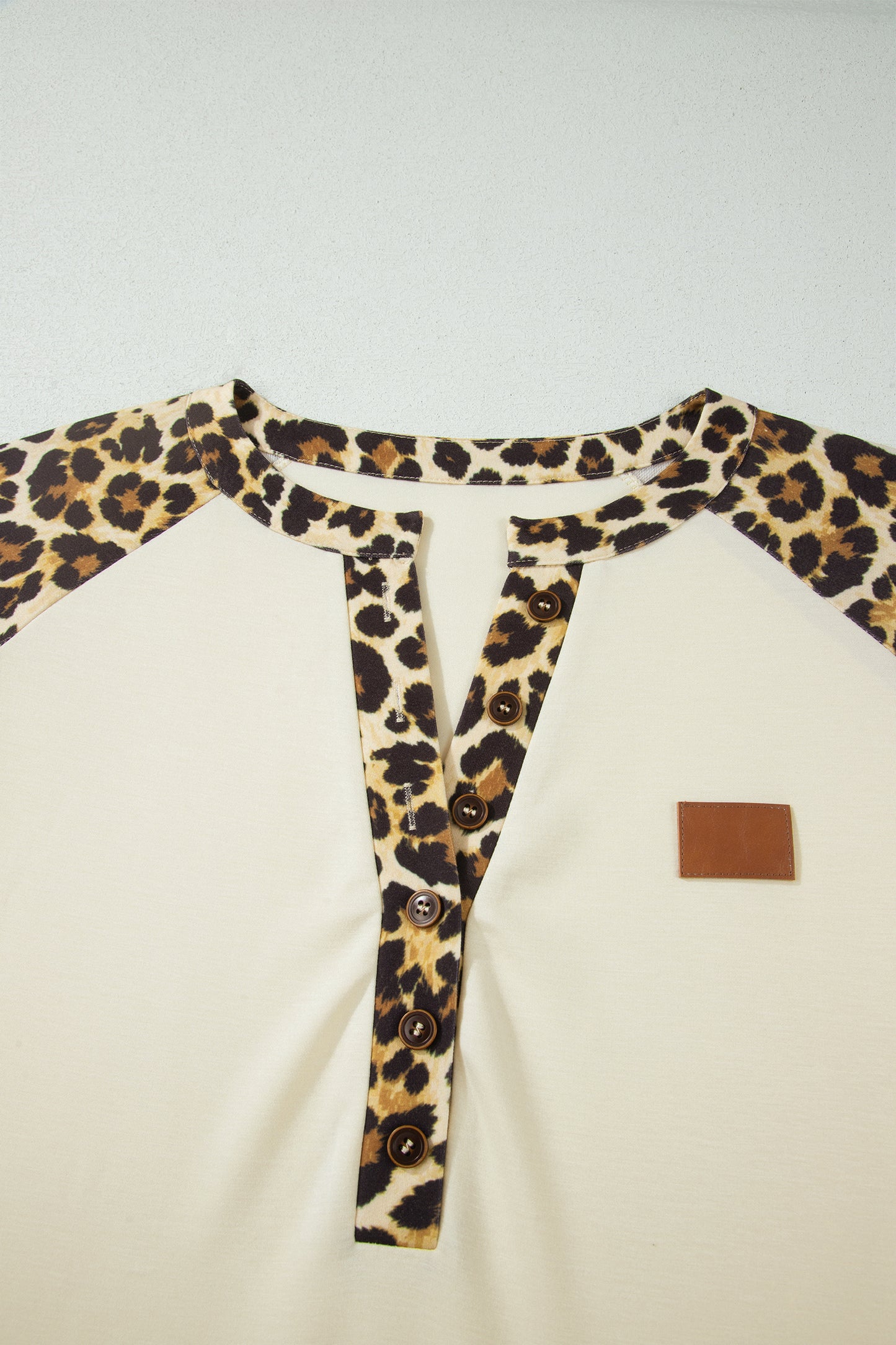Camiseta polo beige de talla grande con estampado de leopardo y retales en contraste