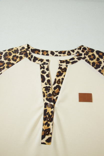 Camiseta polo beige de talla grande con estampado de leopardo y retales en contraste