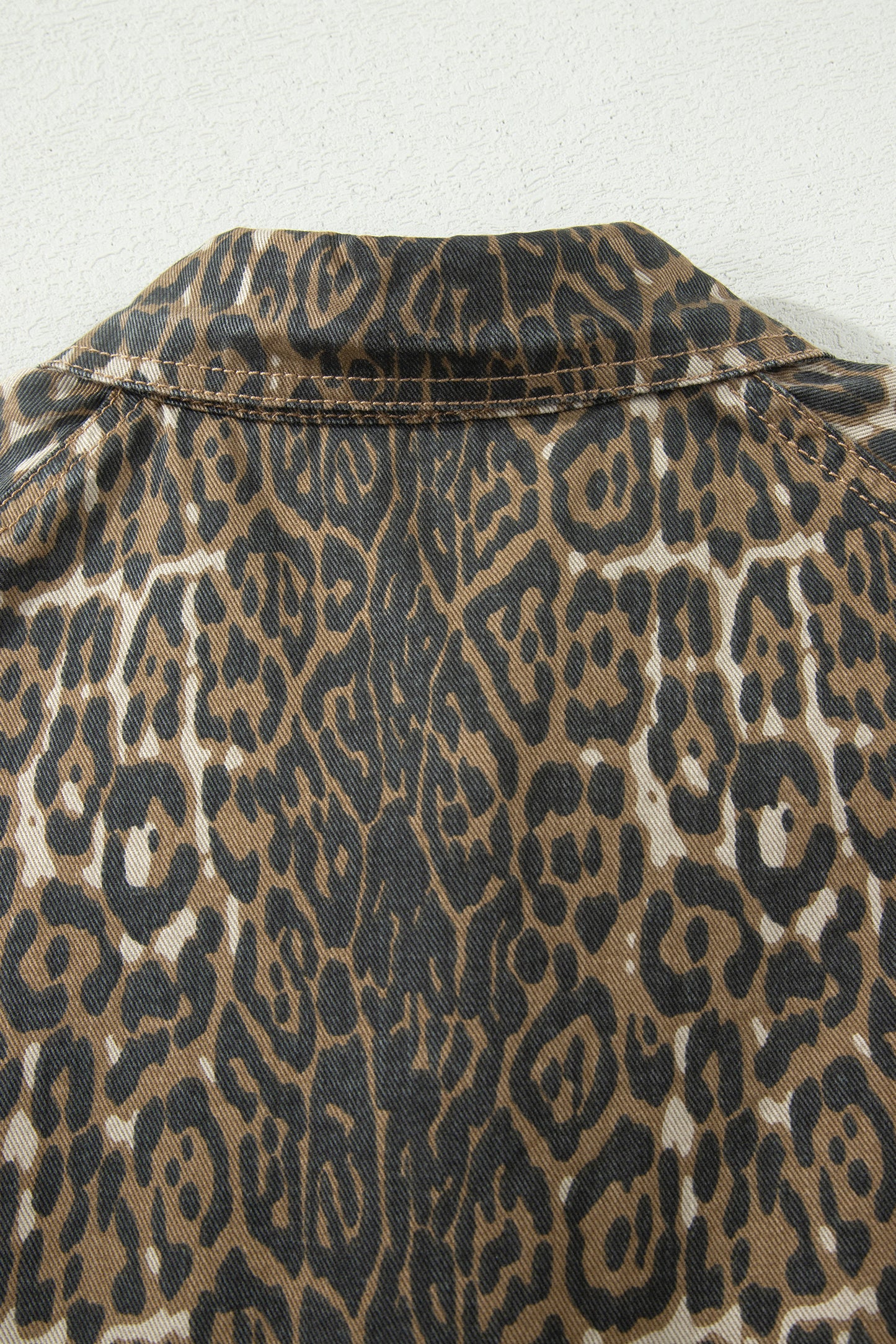 Minivestido vaquero plisado de manga corta con estampado de leopardo gris