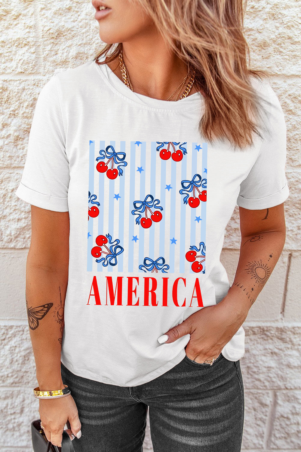 Camiseta patriótica de cuello redondo con gráfico de cereza con lazo blanco de AMÉRICA