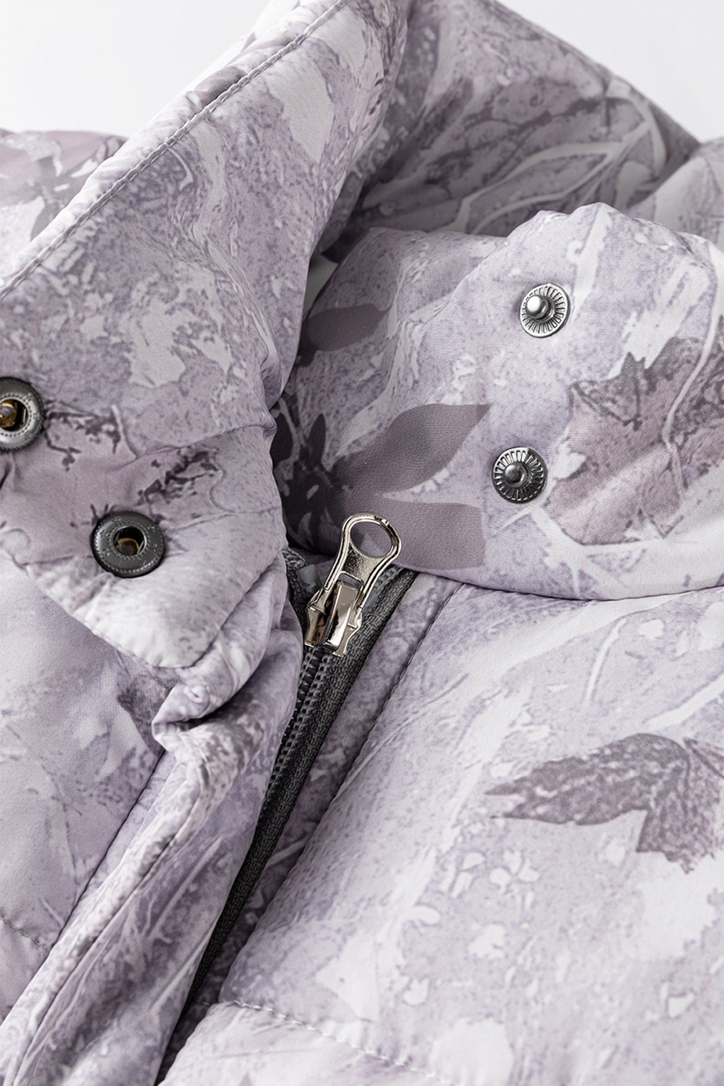 Chaleco acolchado de invierno con estampado de hojas de camuflaje gris
