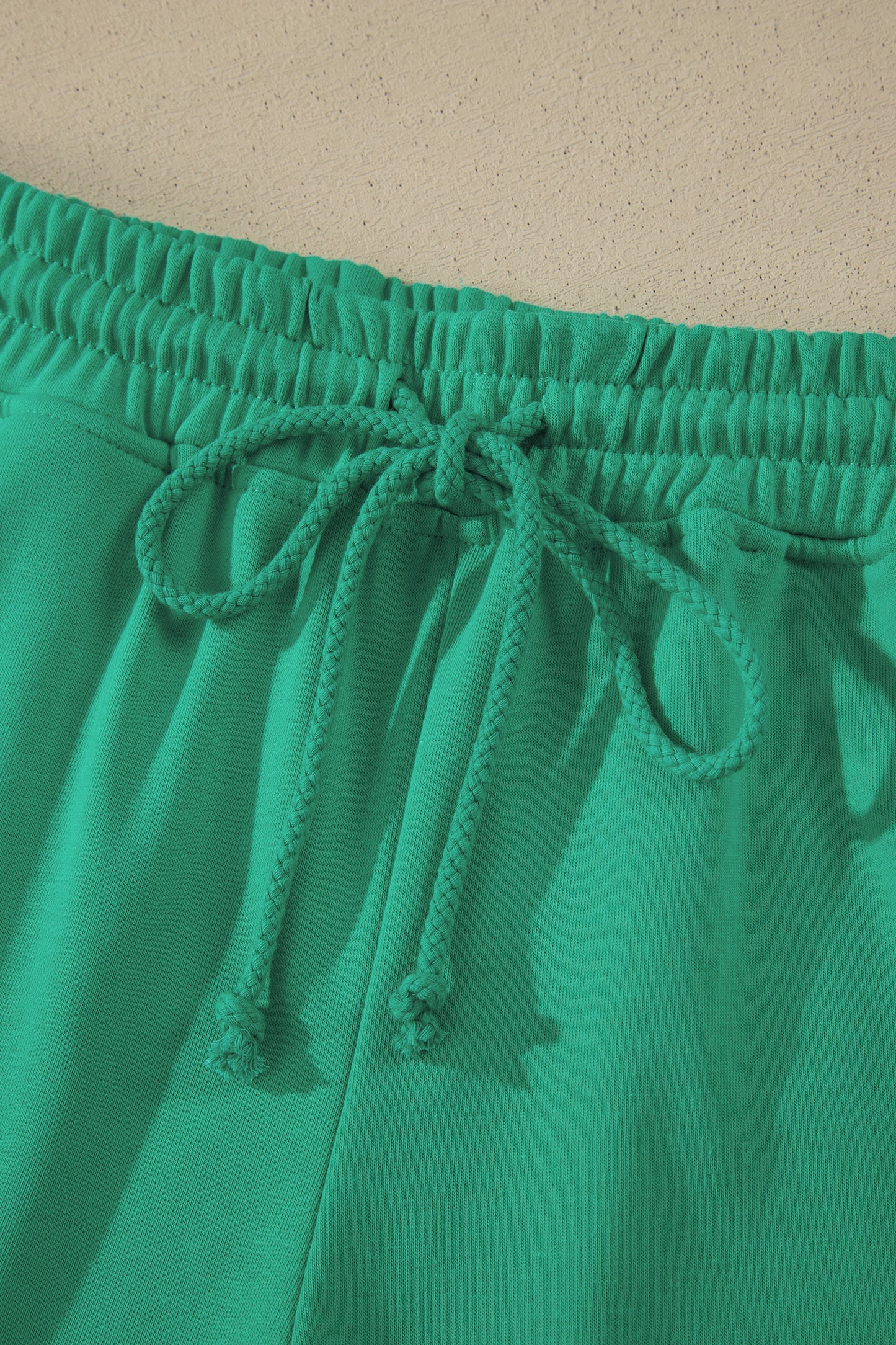 Conjunto de 2 piezas de camiseta holgada y pantalones cortos con cordón en verde mar liso