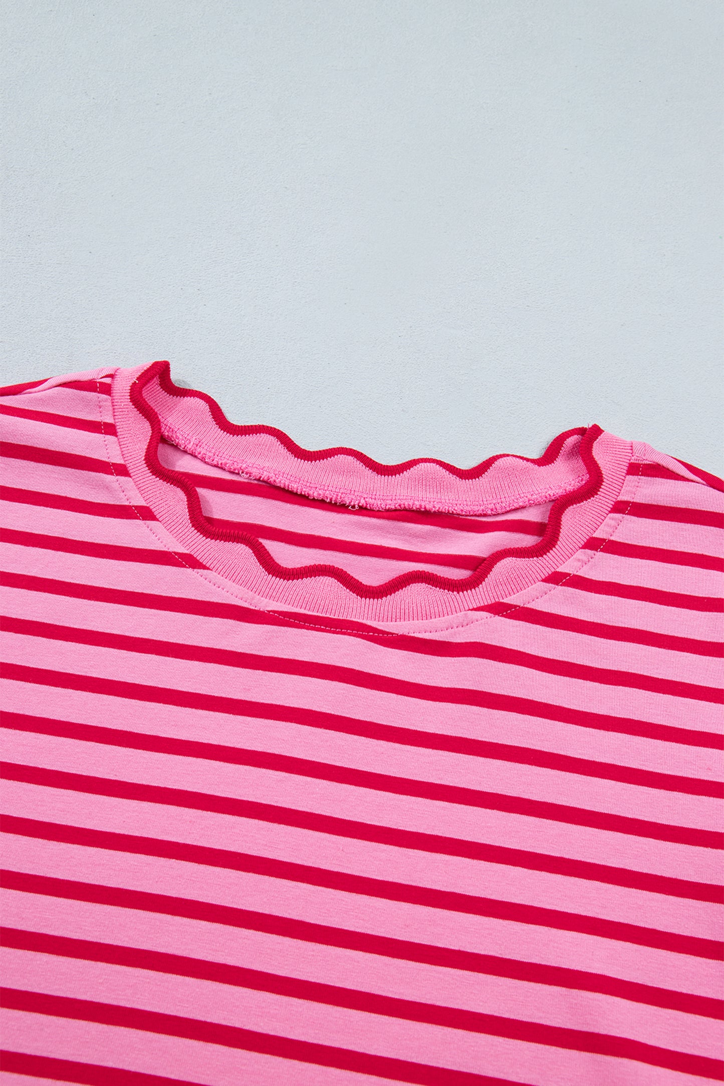 Camiseta de cuello redondo con ribete festoneado de rayas verdes