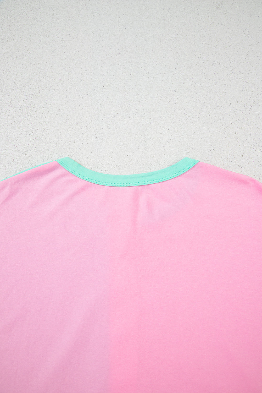 Camiseta con cuello y medio abotonado, dos tonos verde menta