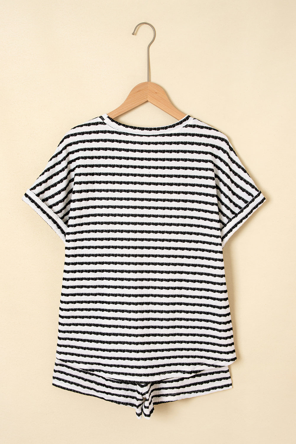 Conjunto de top de manga corta de punto con rayas negras y shorts con cordón