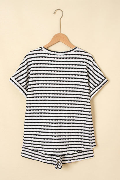 Conjunto de top de manga corta de punto con rayas negras y shorts con cordón