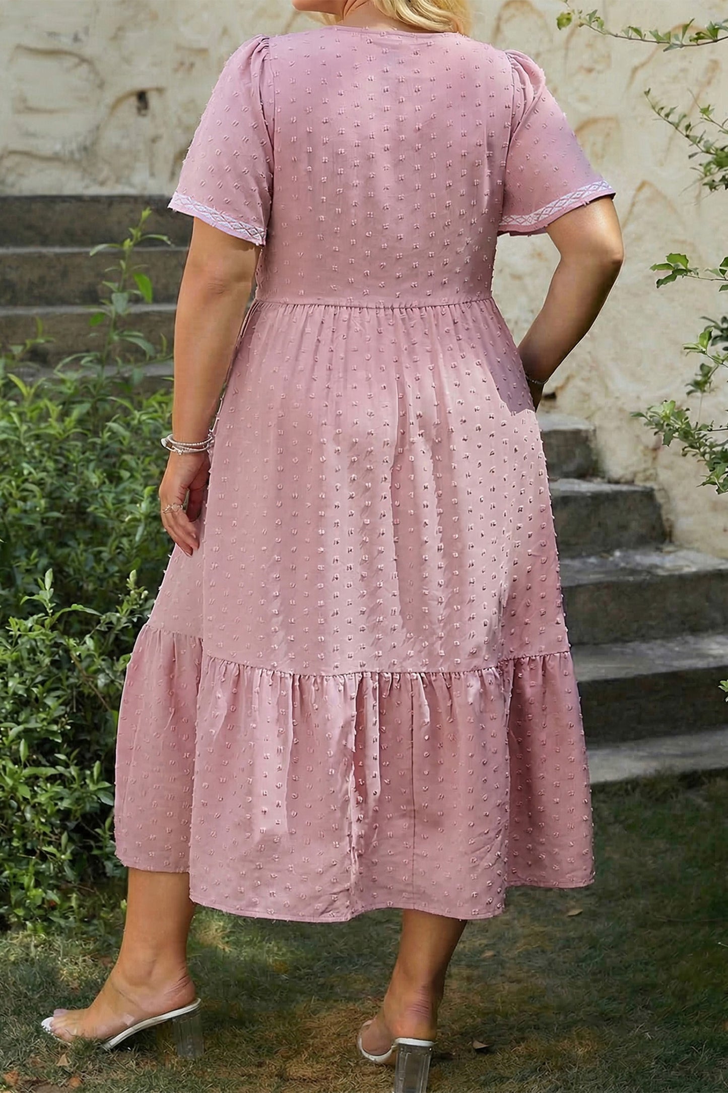 Vestido Midi Fluido Rosa Talla Grande con Manga Corta, Puntos Suizos y Cintura Fruncida