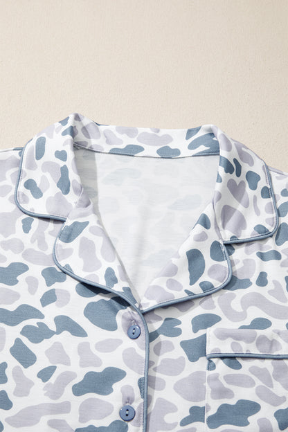 Conjunto de pijama de 2 piezas con estampado de camuflaje beige con solapa y cordón para shorts