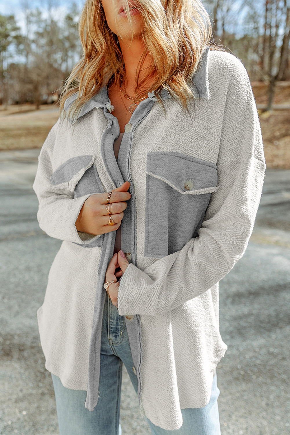 Chaqueta relajada gris con solapas y bolsillos en contraste