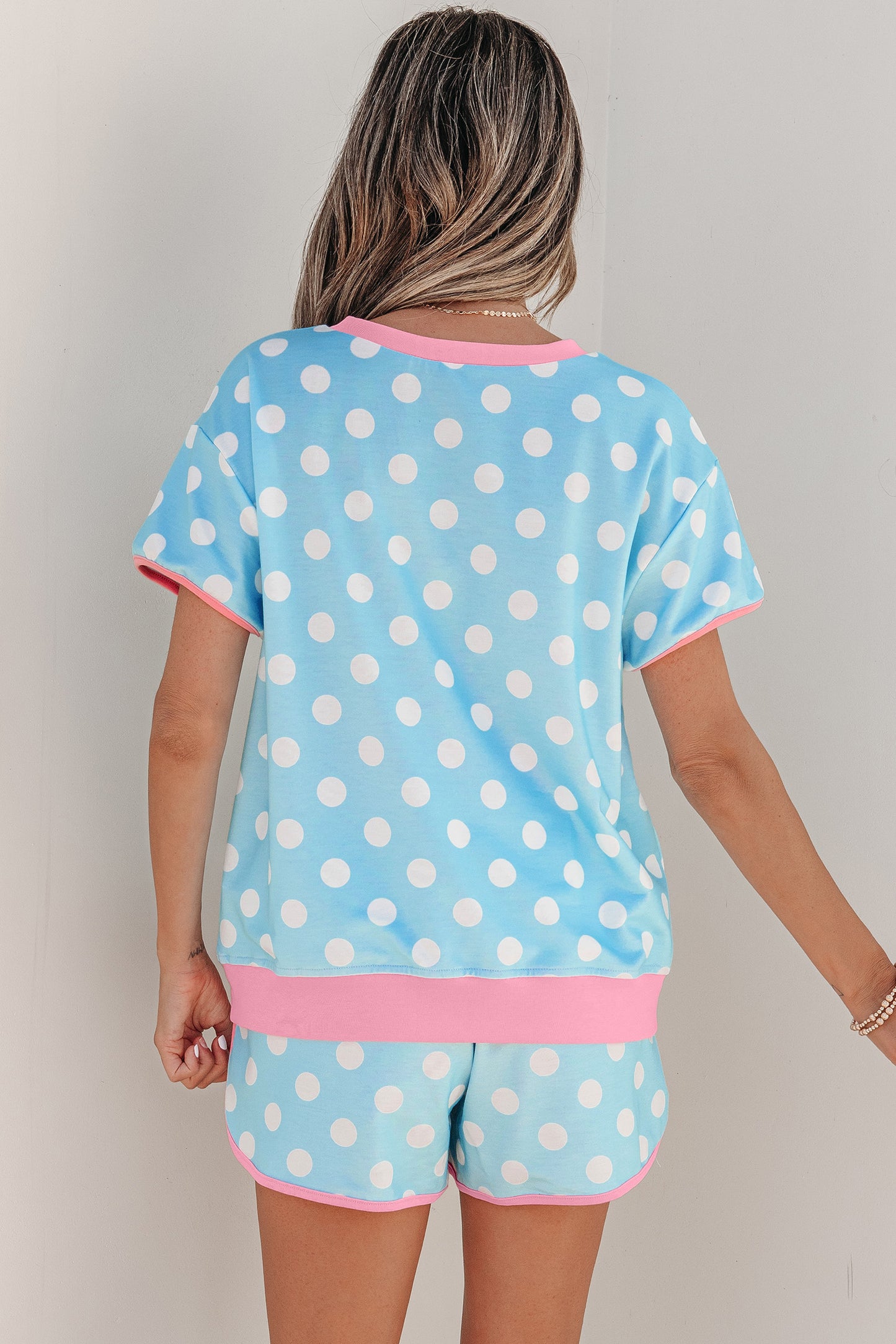 Conjunto casual corto azul cielo con lunares y borde en contraste