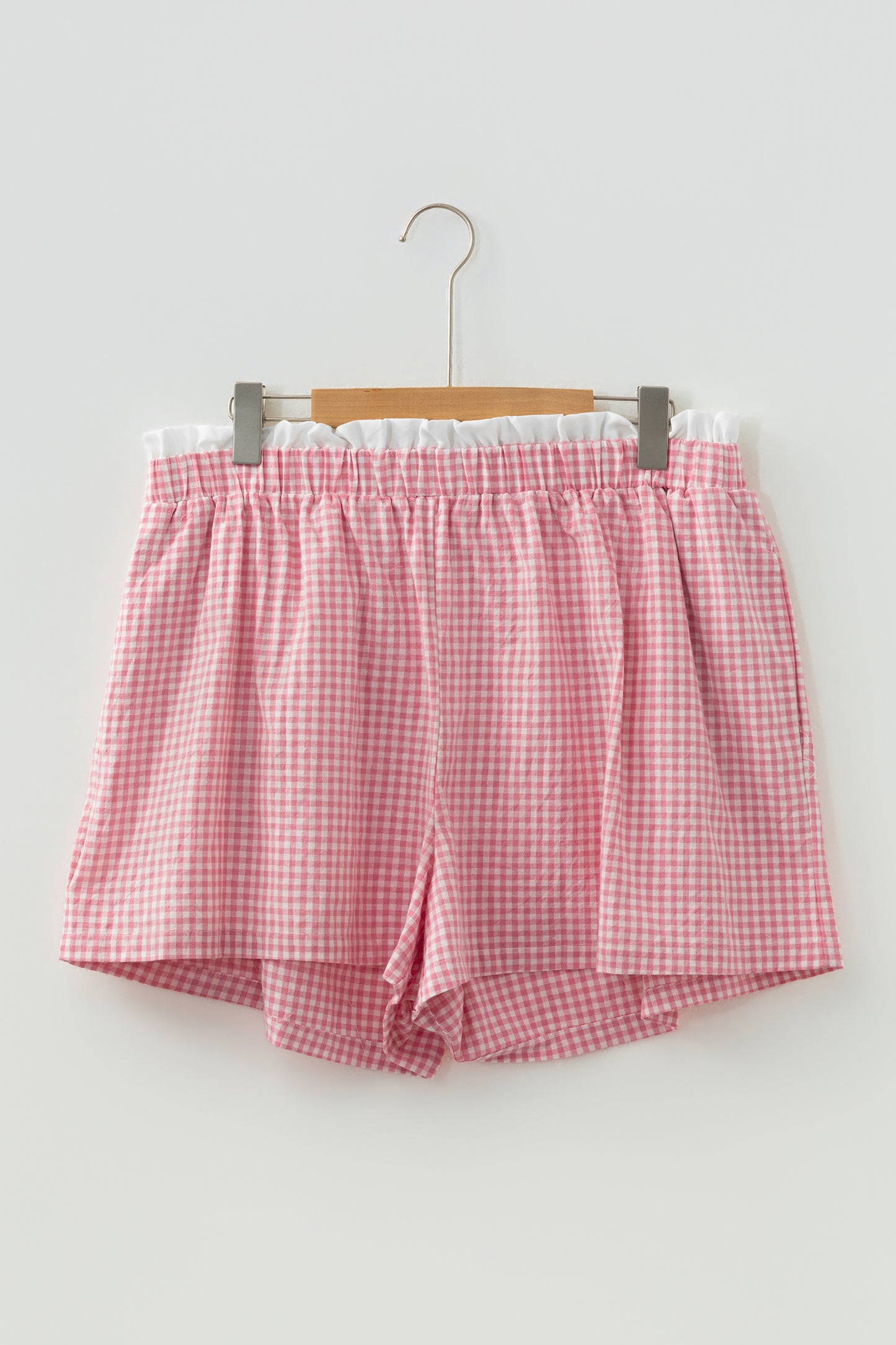 Pantalones cortos de talla grande con estampado de cuadros y ribete rosa en contraste