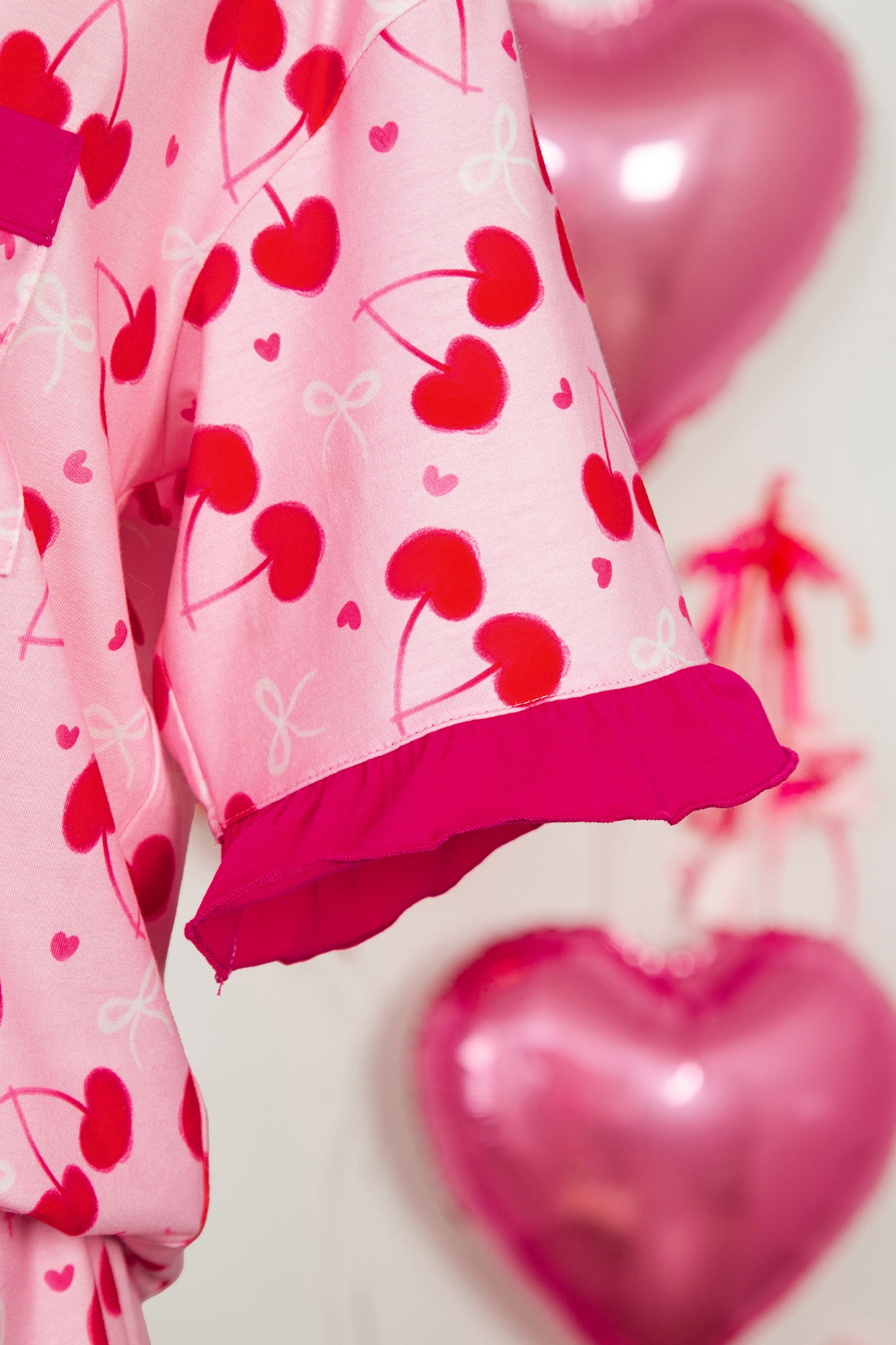 Conjunto corto de pijama con estampado mixto de cerezas y lazo con borde festoneado