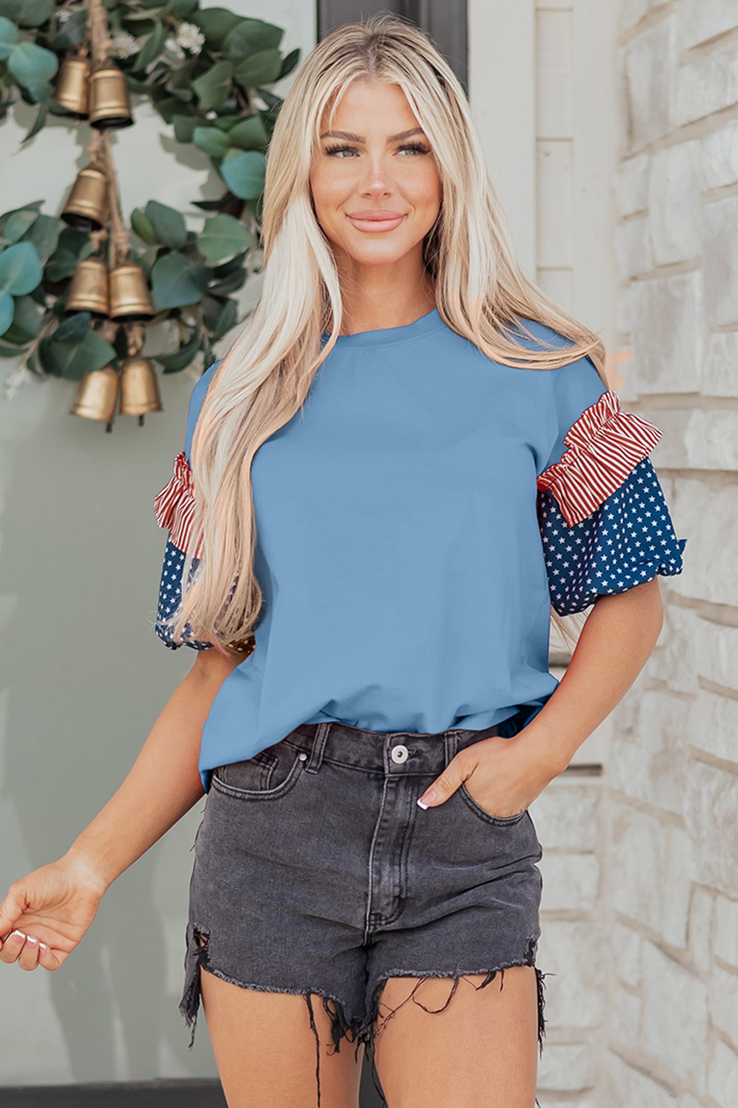 Top de manga corta abullonada Beau Blue con estampado de rayas y estrellas