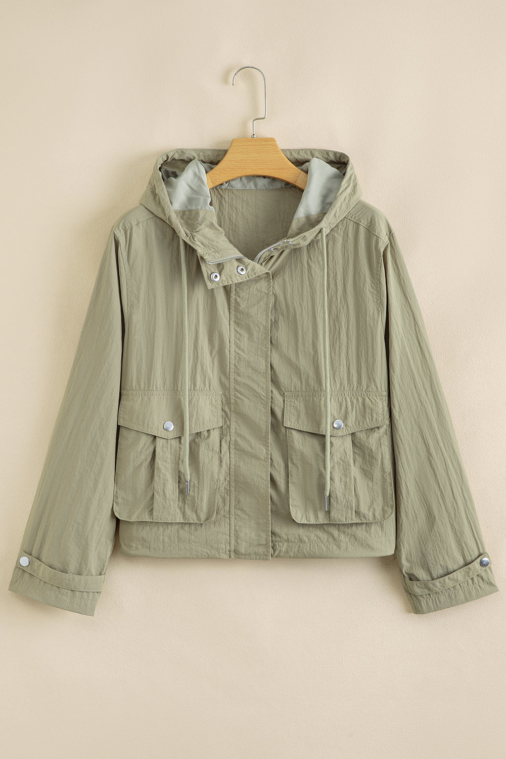 Chaqueta utilitaria corta con capucha y bolsillos con cremallera en verde laurel