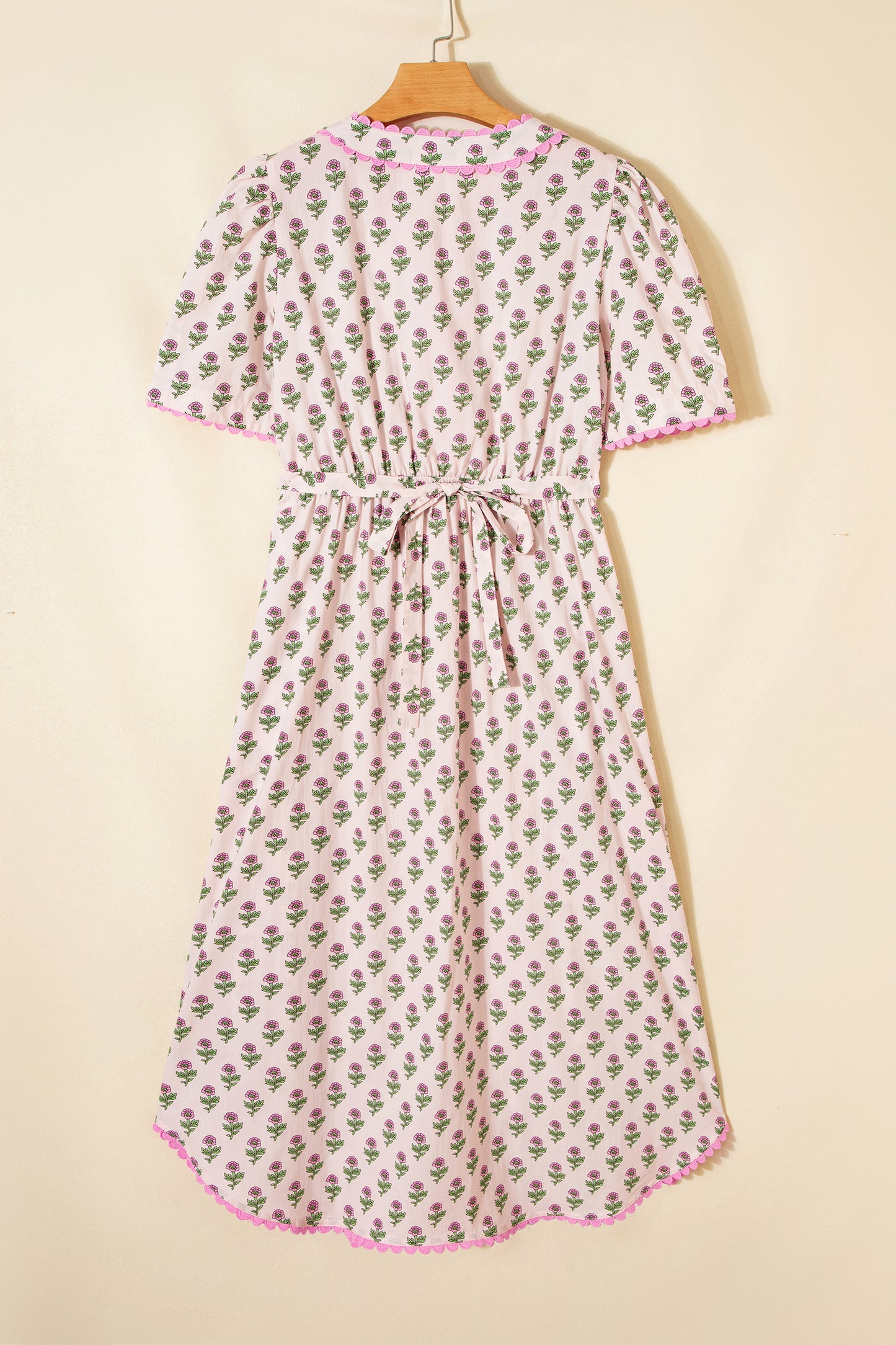 Vestido largo de manga corta con escote en V, estampado floral rosa, ribete festoneado y botones frontales