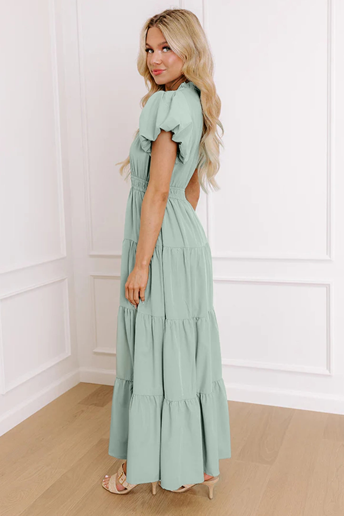 Vestido maxi escalonado de cintura alta con cuello en V y manga corta abullonada en color sólido Aqua claro