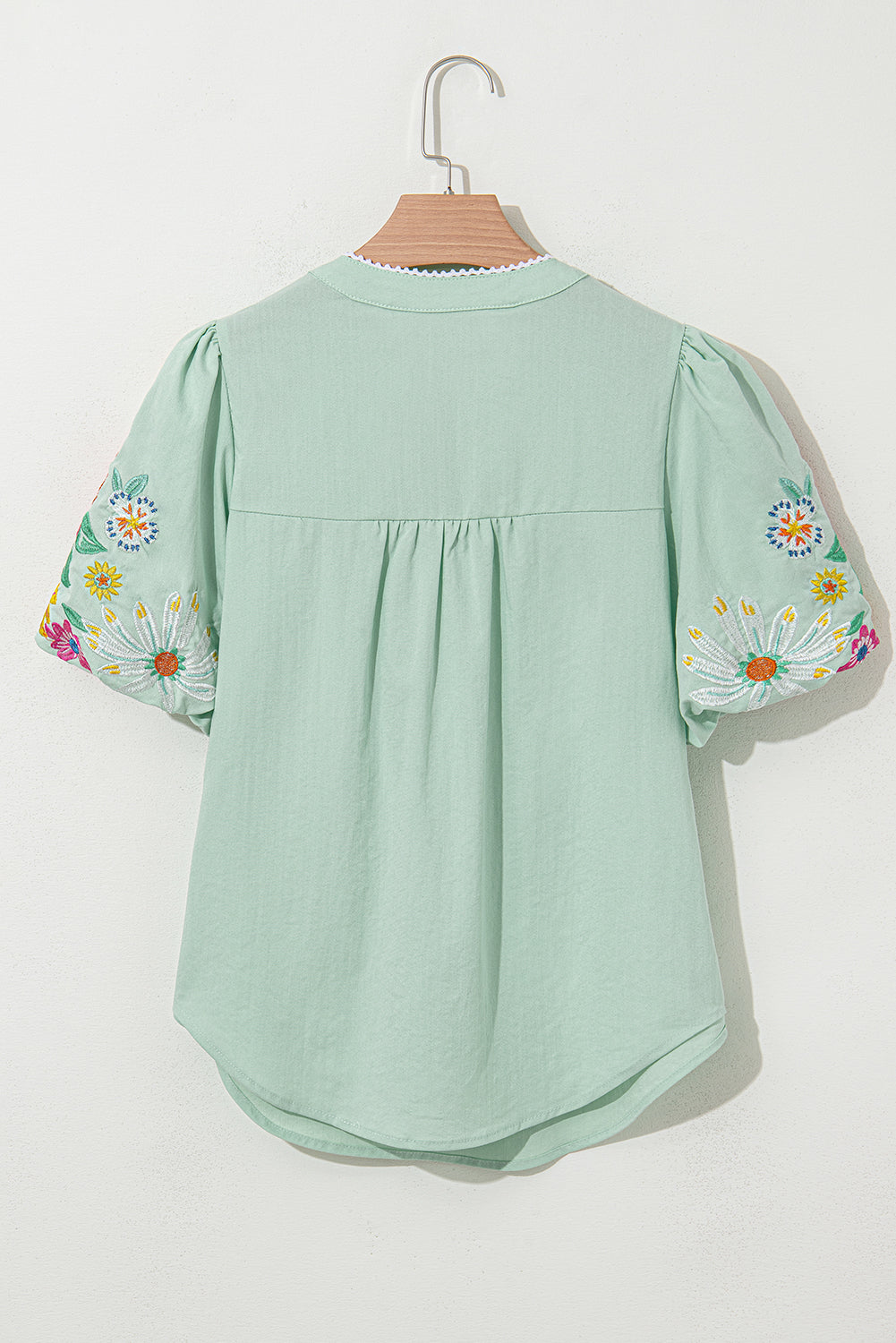Blusa con mangas abullonadas y cuello dividido Clearly Aqua con bordado floral