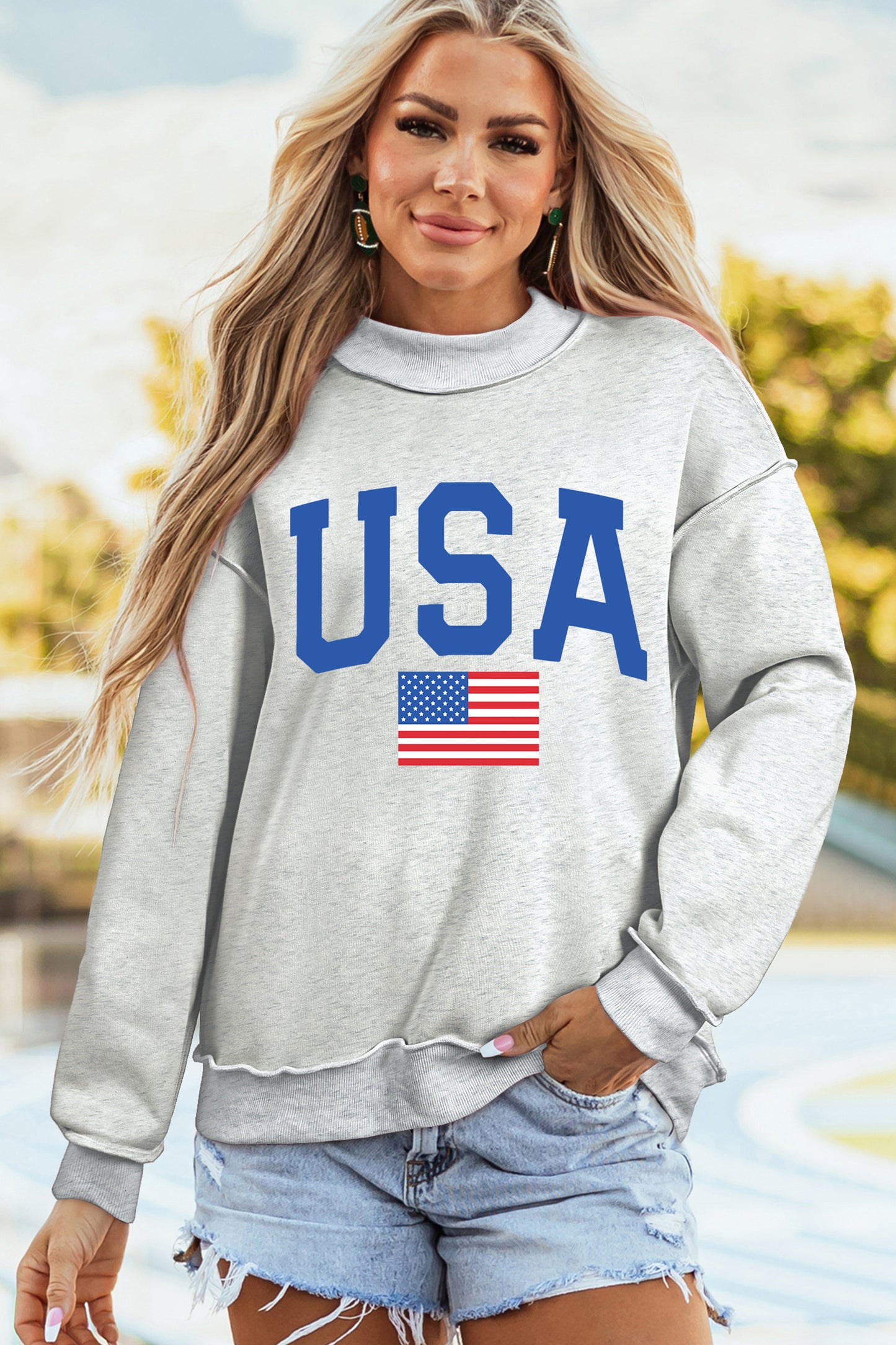 Sudadera gris claro con cuello simulado y gráfico reversible de EE. UU./América