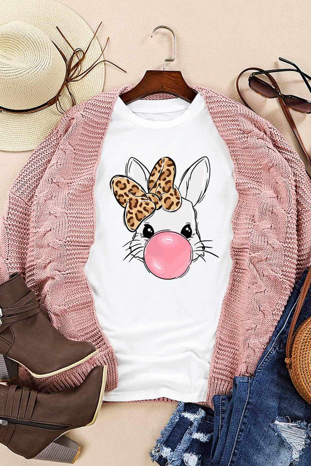 Camiseta estampada de conejo con lazo de leopardo blanco y burbujas