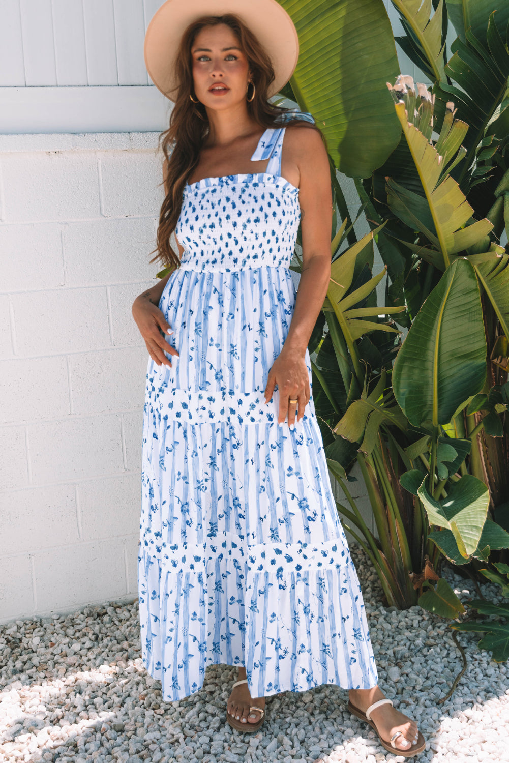 Vestido largo fruncido azul cielo con estampado floral y tirantes anudados de corte A y capas escalonadas