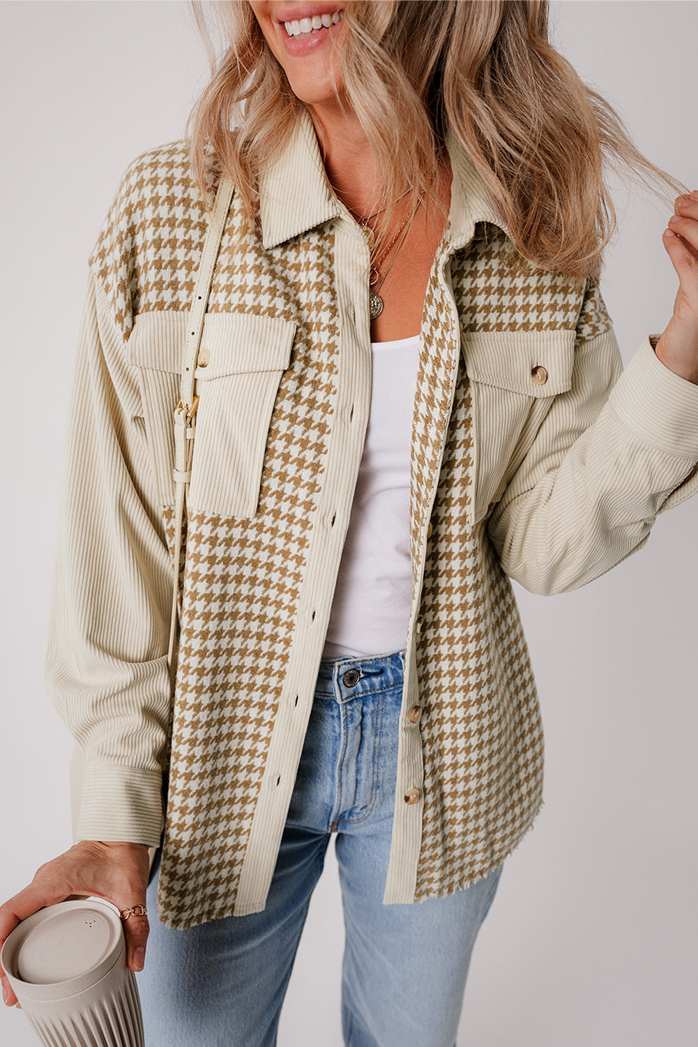 Chaqueta de pana de pata de gallo estilo shacket con bolsillos de solapa en color pergamino
