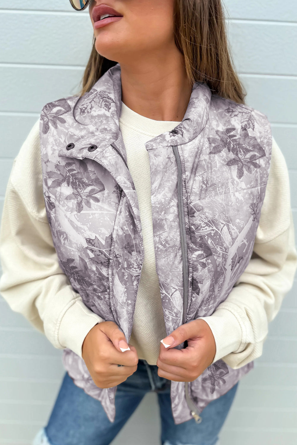 Chaleco acolchado de invierno con estampado de hojas de camuflaje gris