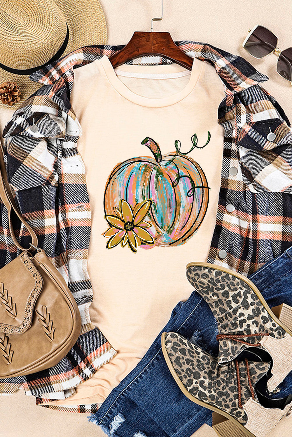 Camiseta color caqui con diseño de calabaza y flores