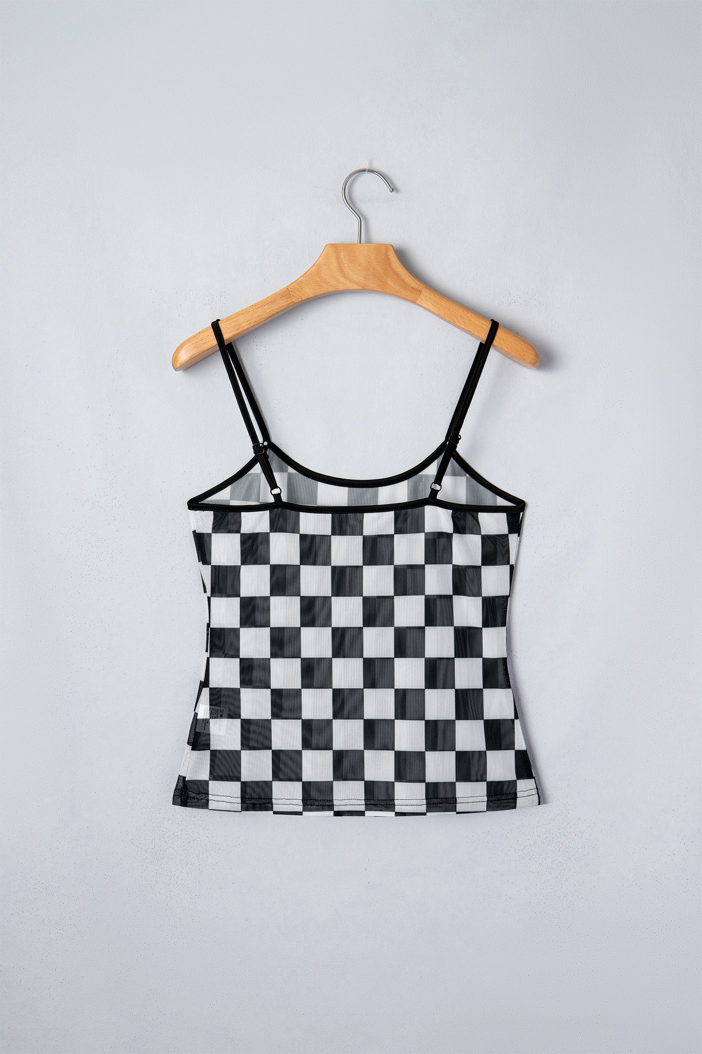 Camiseta sin mangas ajustada con tirantes finos y estampado a cuadros transparente en negro