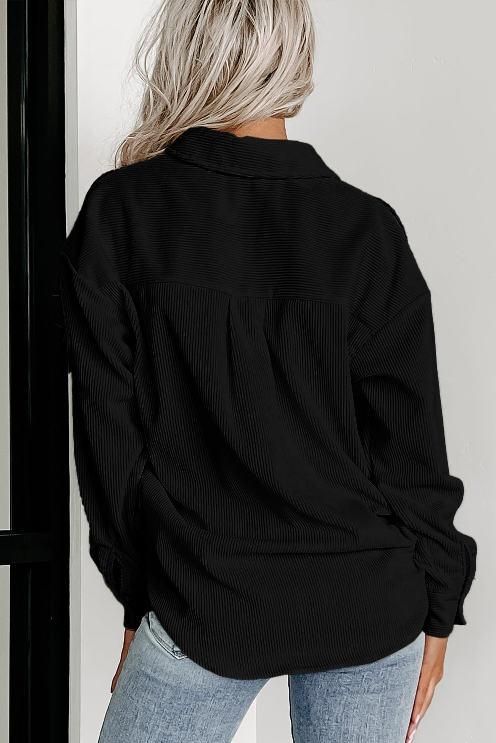 Sobrecamisa negra de pana con diseño de pata de gallo y bolsillos con solapa