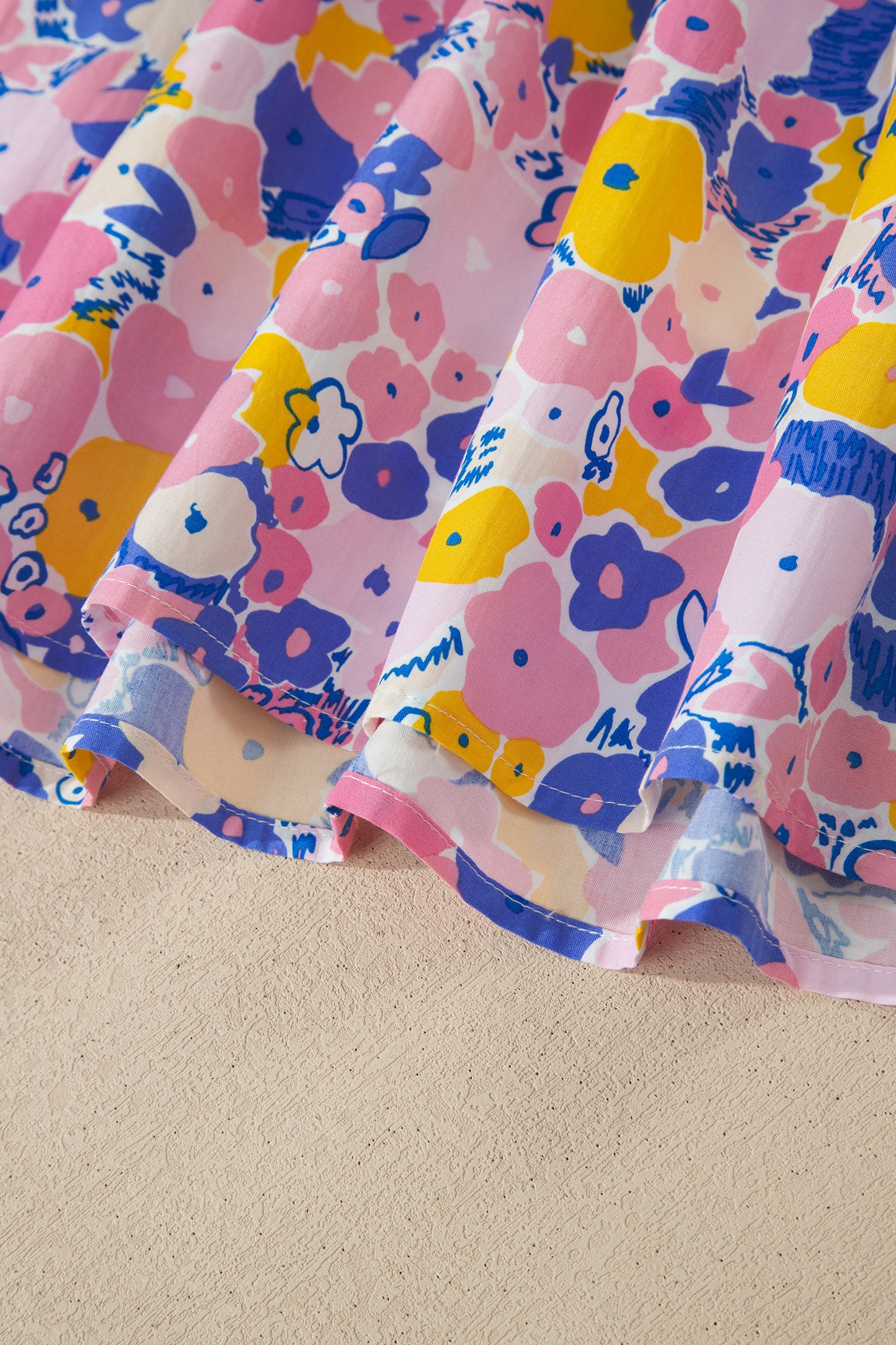 Minivestido suelto con estampado floral multicolor, manga con volante y cuello cuadrado con ribete a rayas