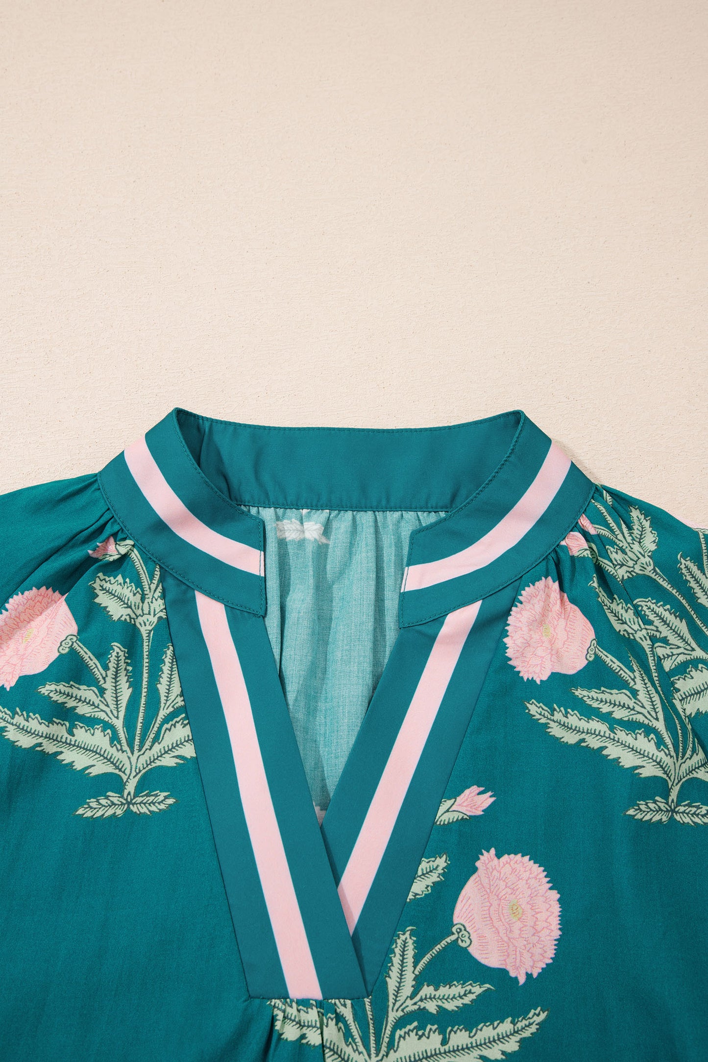 Blusa verde casual con estampado floral silvestre, cuello en V y manga 3/4