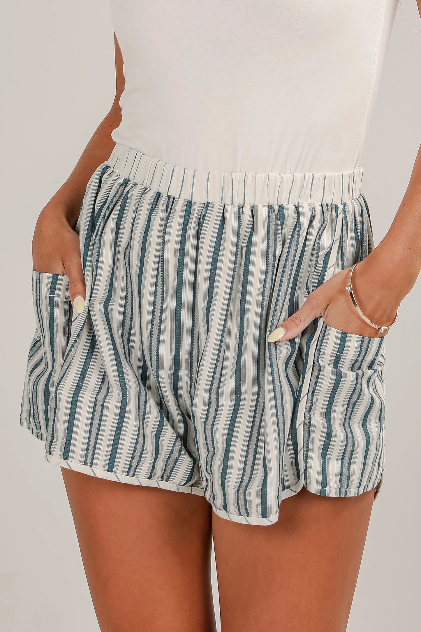 Pantalones cortos casuales con bolsillo cargo, cintura elástica y rayas grises
