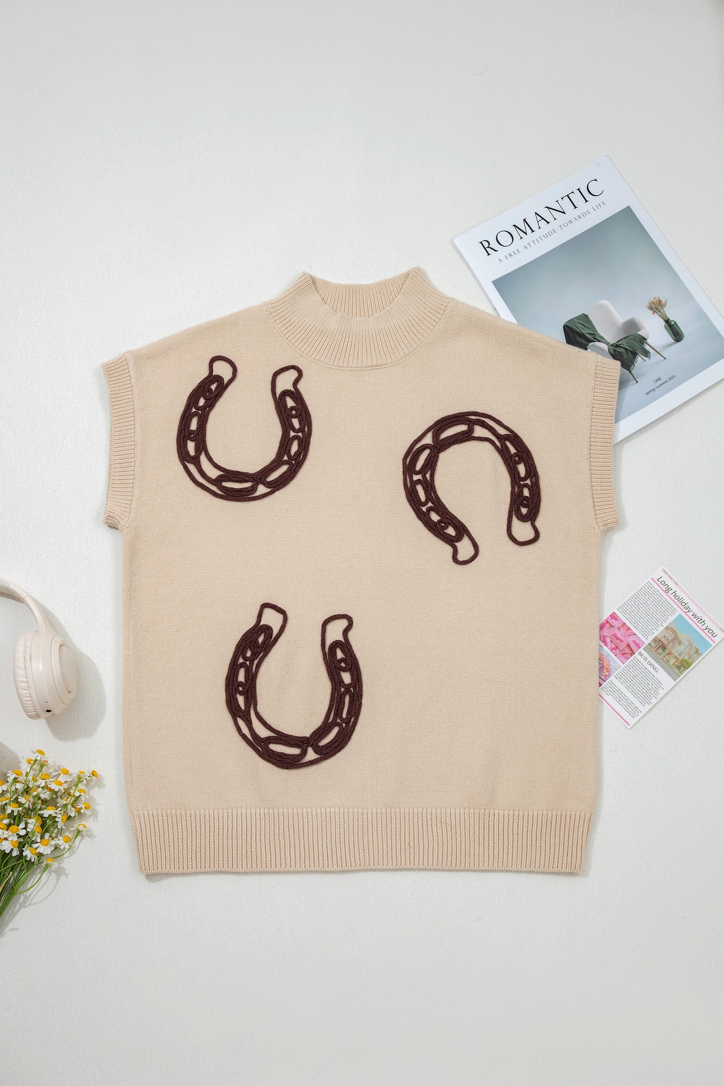 Suéter de manga corta con cuello simulado, herraduras de cordón y ribete acanalado color pergamino
