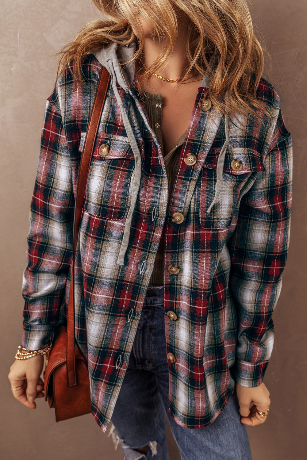 Chaqueta con capucha y bolsillos en el pecho con botones y estampado de cuadros escoceses rojos