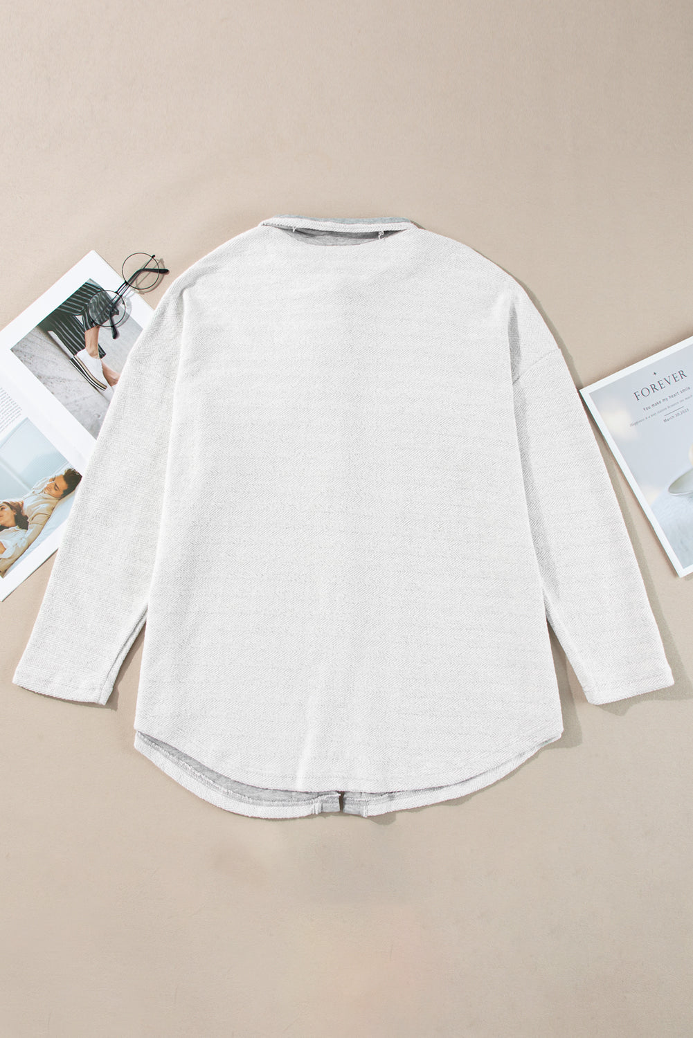 Chaqueta relajada gris con solapas y bolsillos en contraste