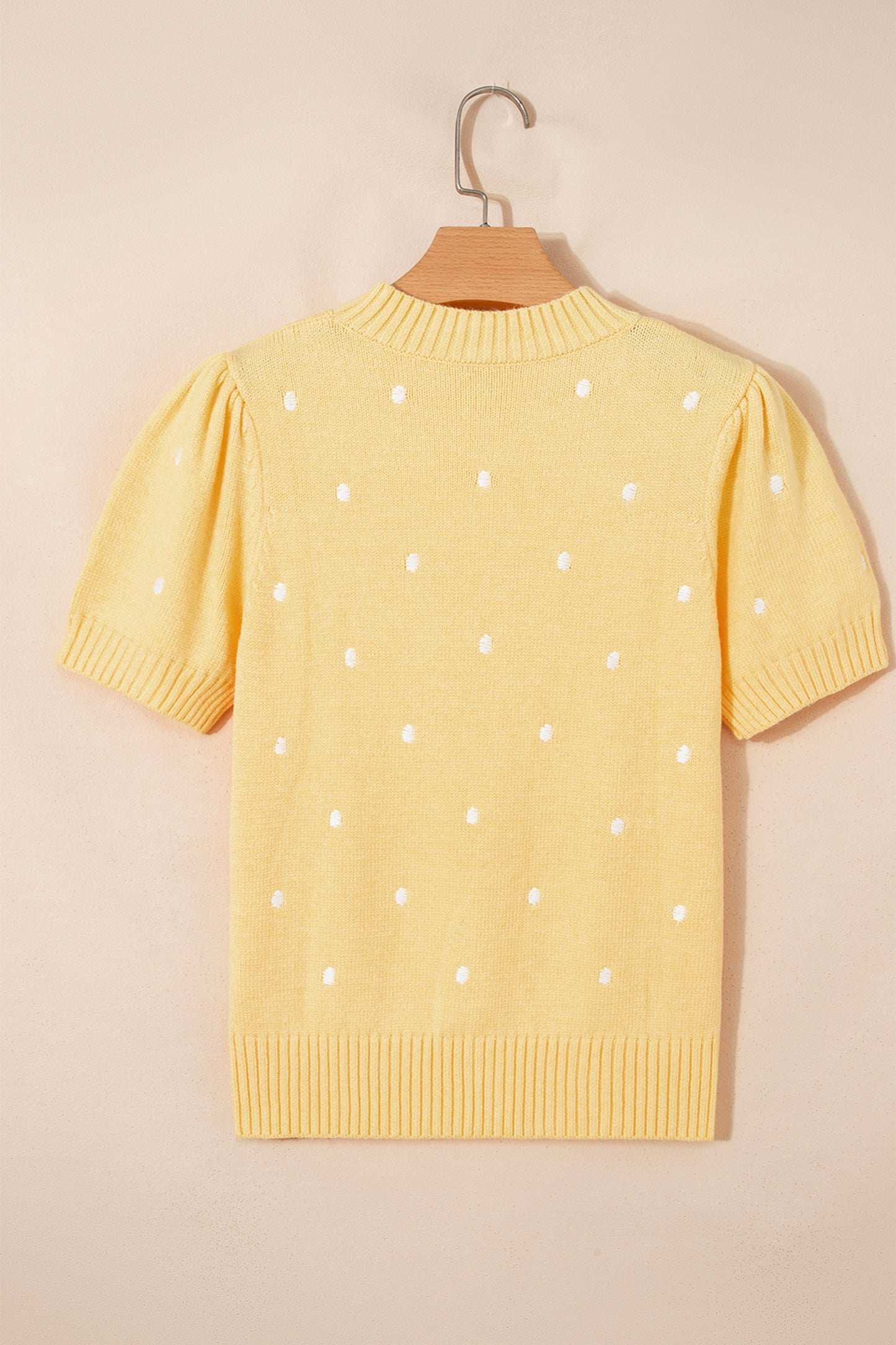 Suéter amarillo crema elegante de manga corta abullonada con lunares