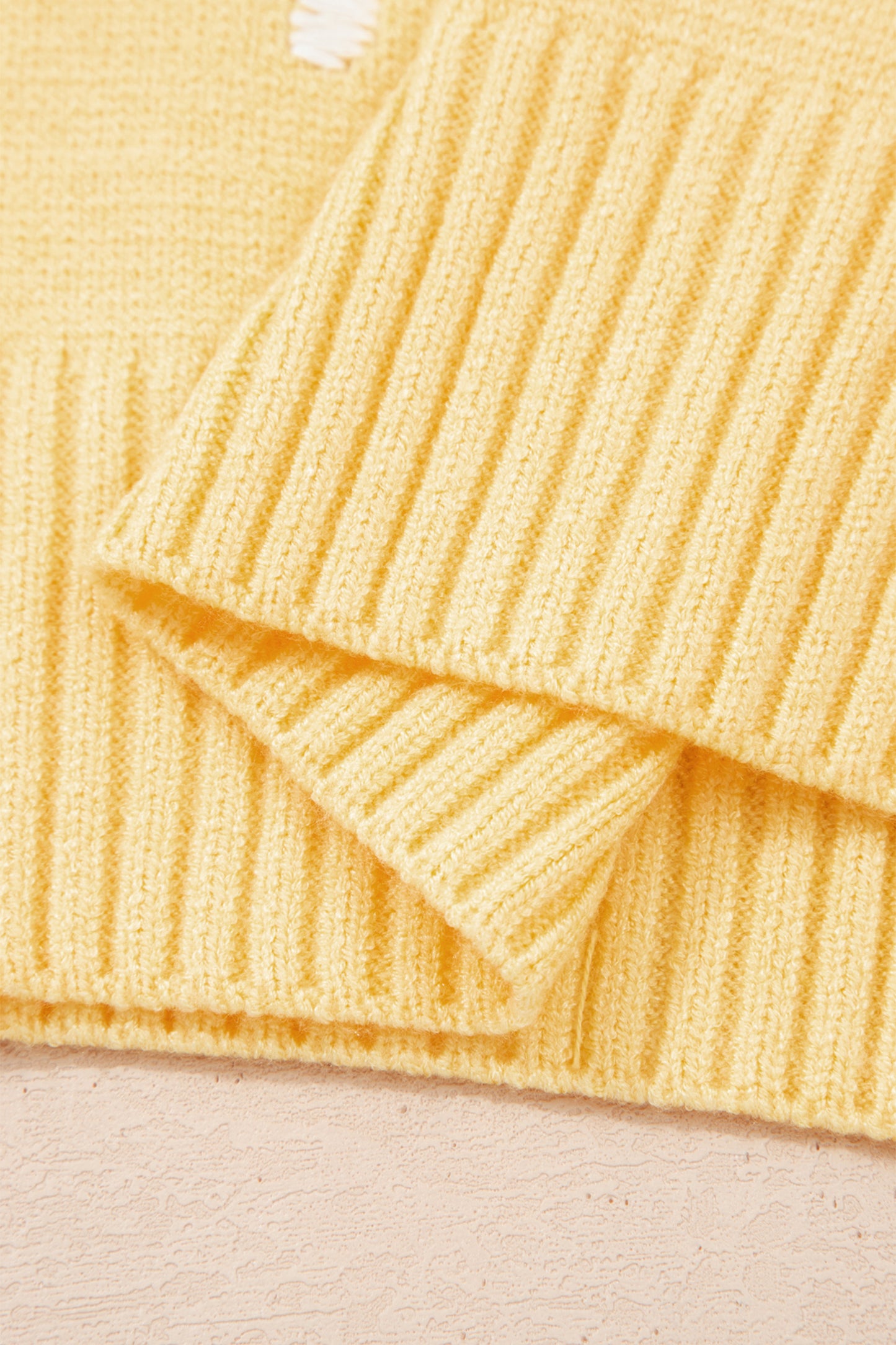 Suéter amarillo crema elegante de manga corta abullonada con lunares