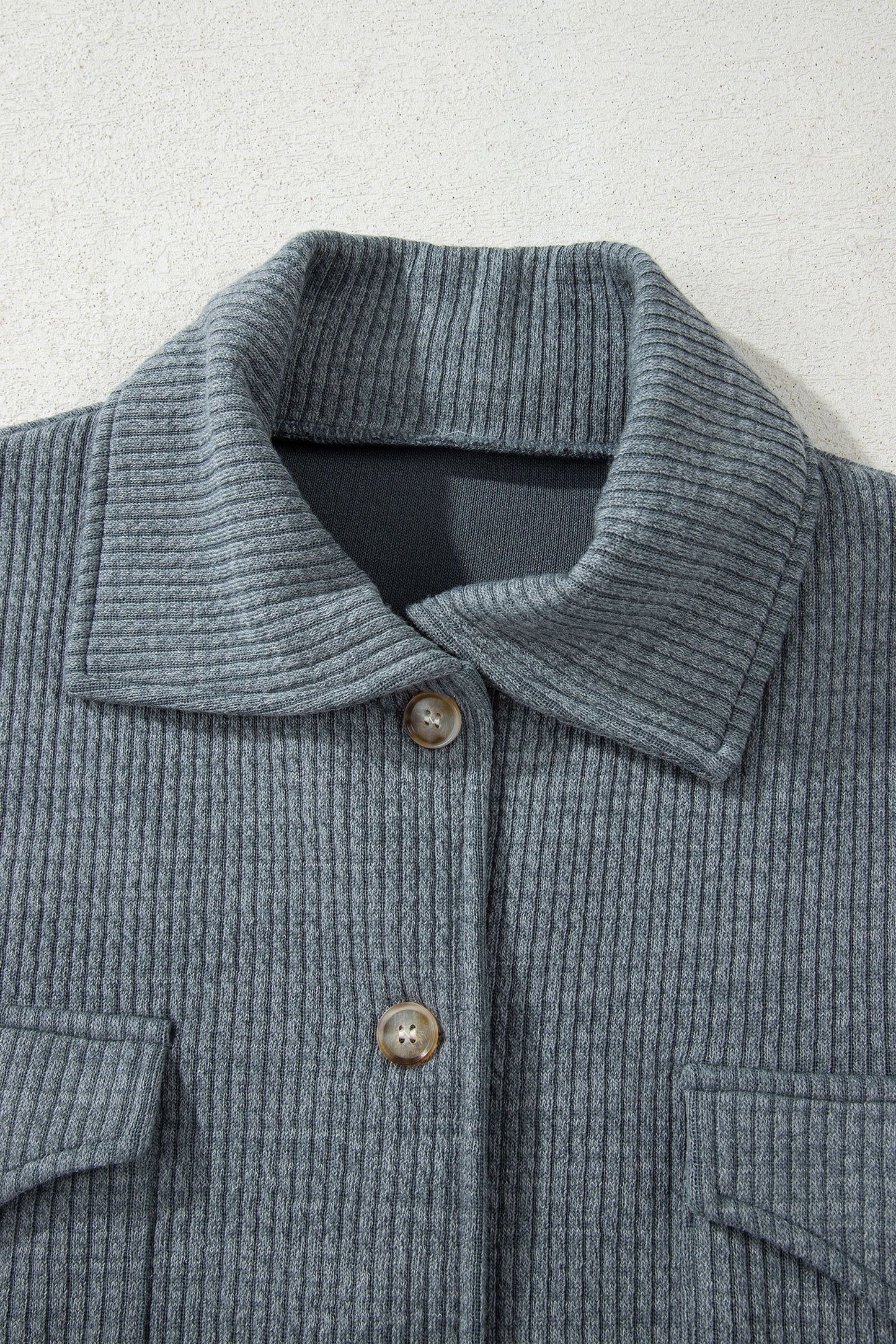Chaqueta casual de punto acanalado gris medio con botones y bolsillos de solapa delanteros