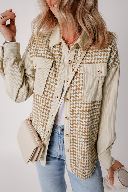 Chaqueta de pana de pata de gallo estilo shacket con bolsillos de solapa en color pergamino