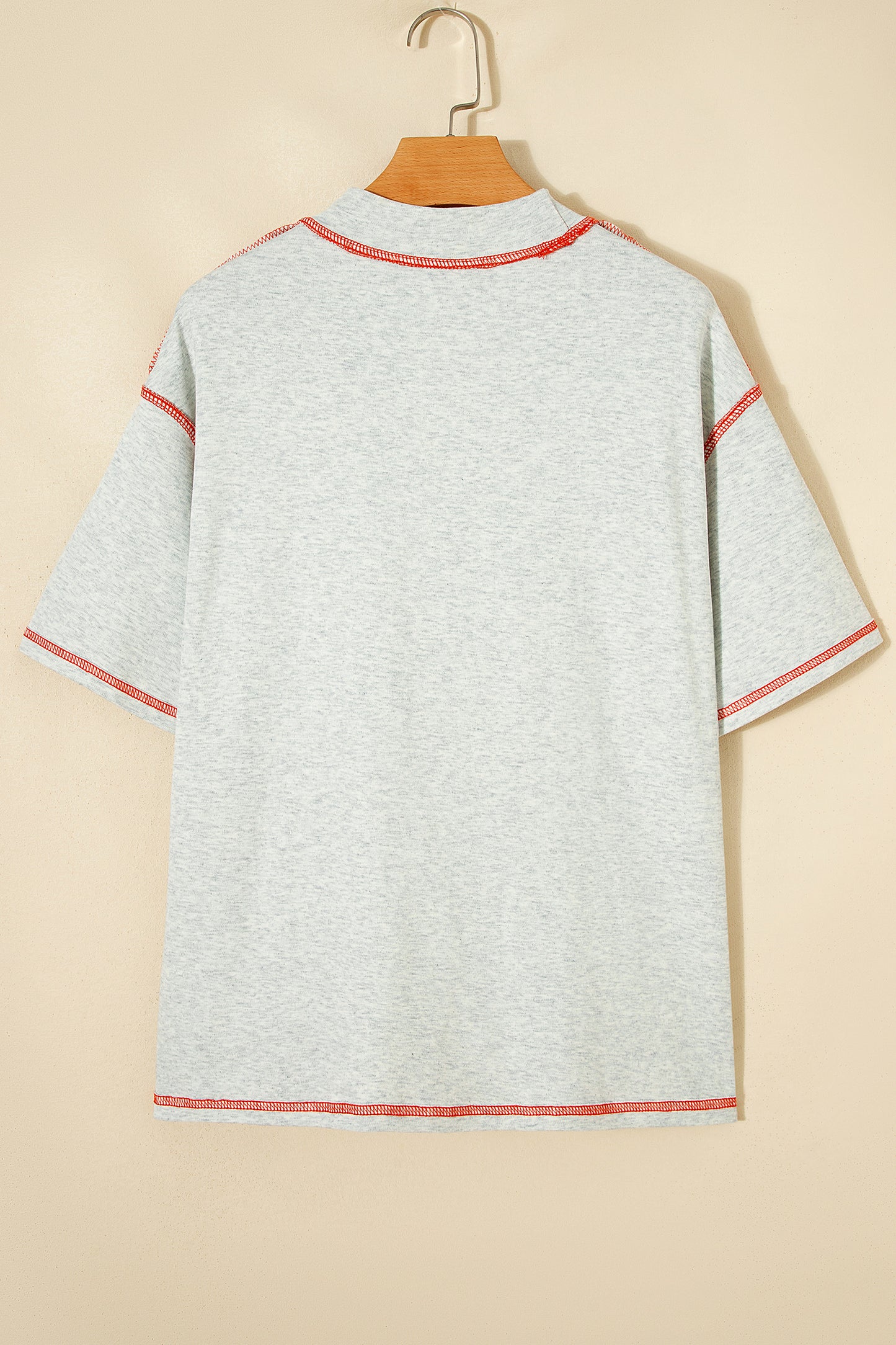 Camiseta reversible gris claro con costuras en contraste