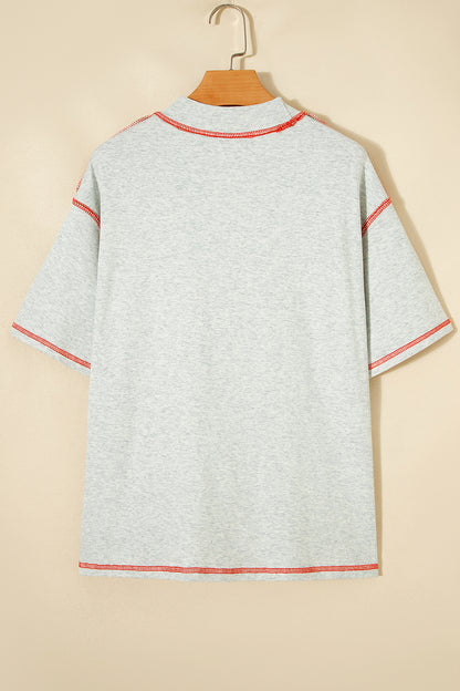 Camiseta reversible gris claro con costuras en contraste