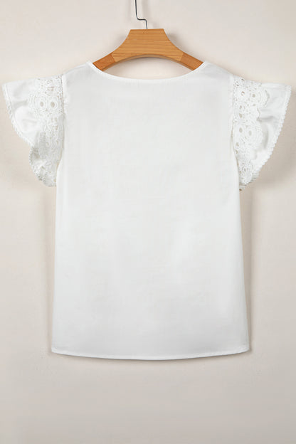 Blusa con detalle de encaje blanco, manga con volantes y cuello redondo plisado