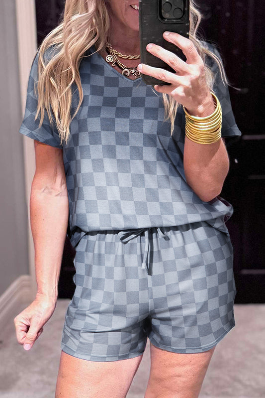 Conjunto de salón de camiseta con cuello en V a cuadros grises y pantalones cortos con cordón