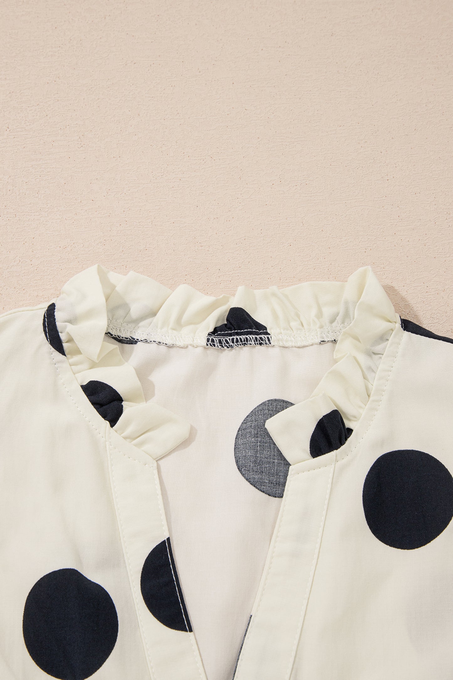 Blusa informal de manga corta con volantes y cuello en V de lunares albaricoque