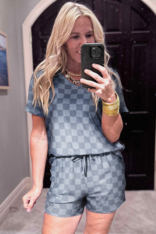 Conjunto de salón de camiseta con cuello en V a cuadros grises y pantalones cortos con cordón